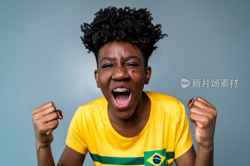 一个年轻的巴西女运动员/球迷庆祝的肖像